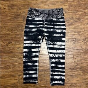 Lululemon Crop Leggings Black & White Palm Leaves Size 6